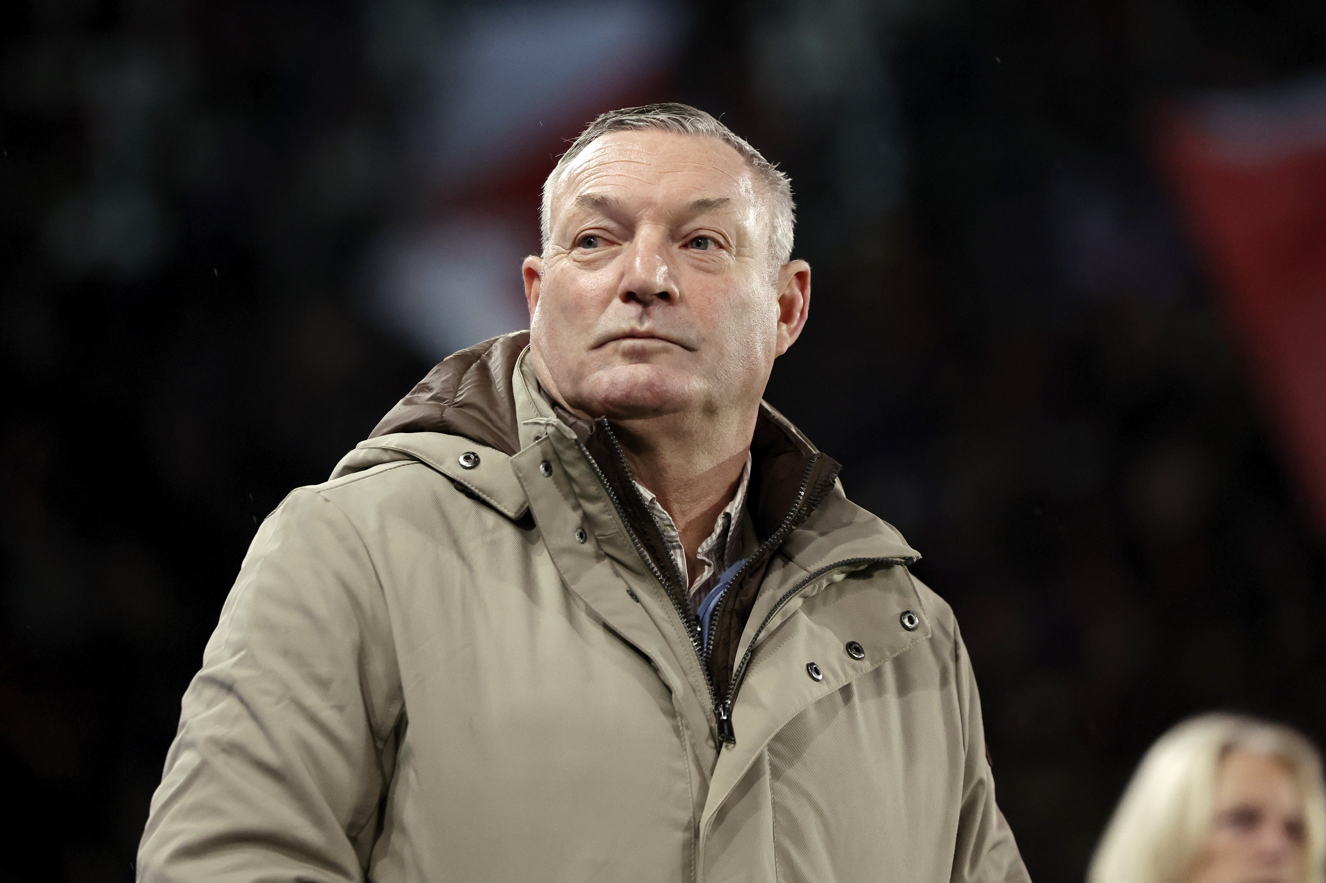 Ron Jans langs de lijn in Stadion Galgenwaard, waar de druk toeneemt na een reeks nederlagen en de discussie over rust of ingrijpen steeds luider wordt.