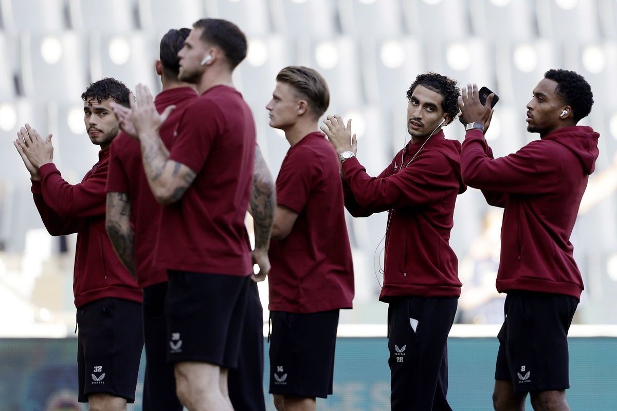 Feyenoord in Istanbul, spelers groeten het uitpubliek