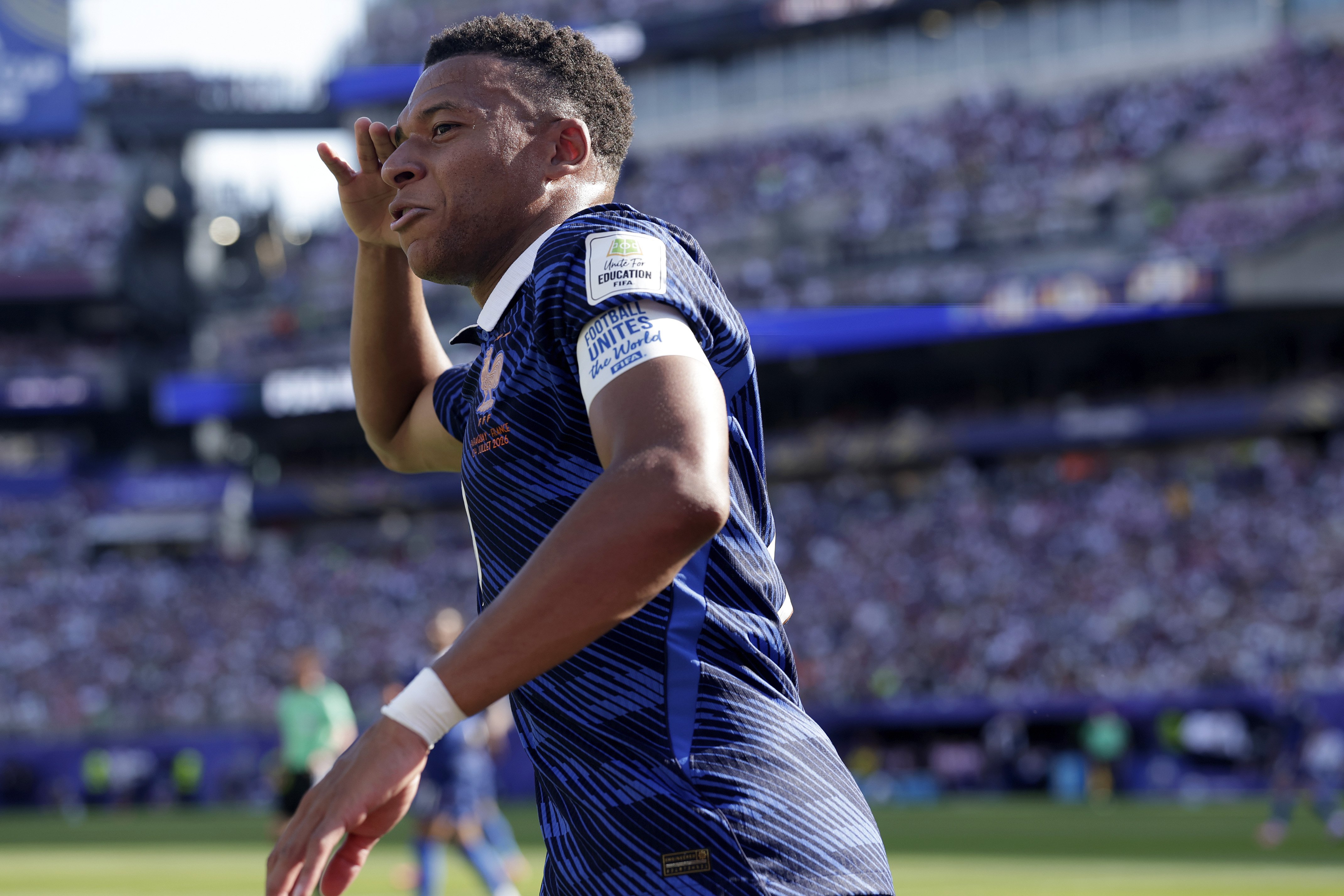Kylian Mbappé viert zijn beslissende strafschop tegen Paraguay, goed voor zijn negentiende WK-doelpunt in negentien wedstrijden.