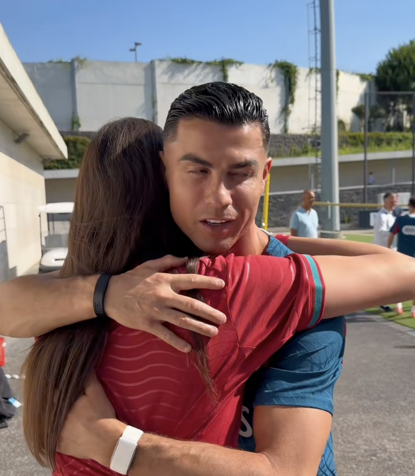 Cristiano Ronaldo begroet voetbalinfluencer Celine Dept tijdens een training van Portugal op het WK. De Belgische contentmaker ontmoette haar grote idool voor het eerst en kon haar emoties nauwelijks bedwingen.
