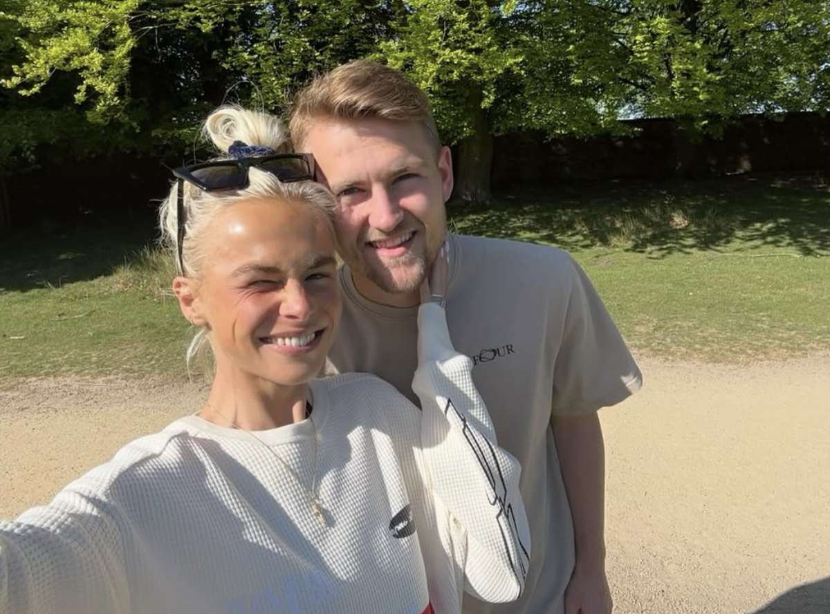 Matthijs de Ligt en Annekee Molenaar in betere tijden. Stralende gezichten en een zomerse glimlach – een moment om te koesteren. De voetballer van het Nederlands elftal lijkt te gaan scheiden na een eenjarig huwelijk