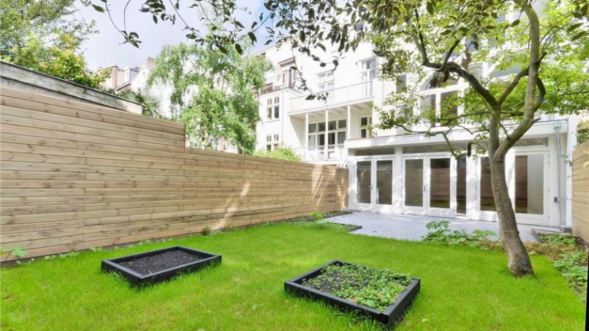 Het huis van John Heitinga, vanuit de tuin gezien