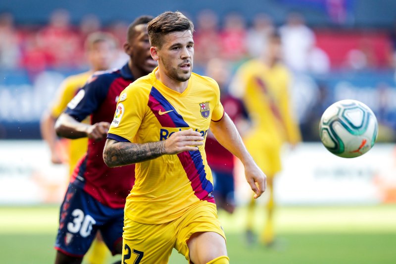 Carles Pérez in actie voor Barcelona. De aanvaller werd gebeten in zijn kruis door een hond