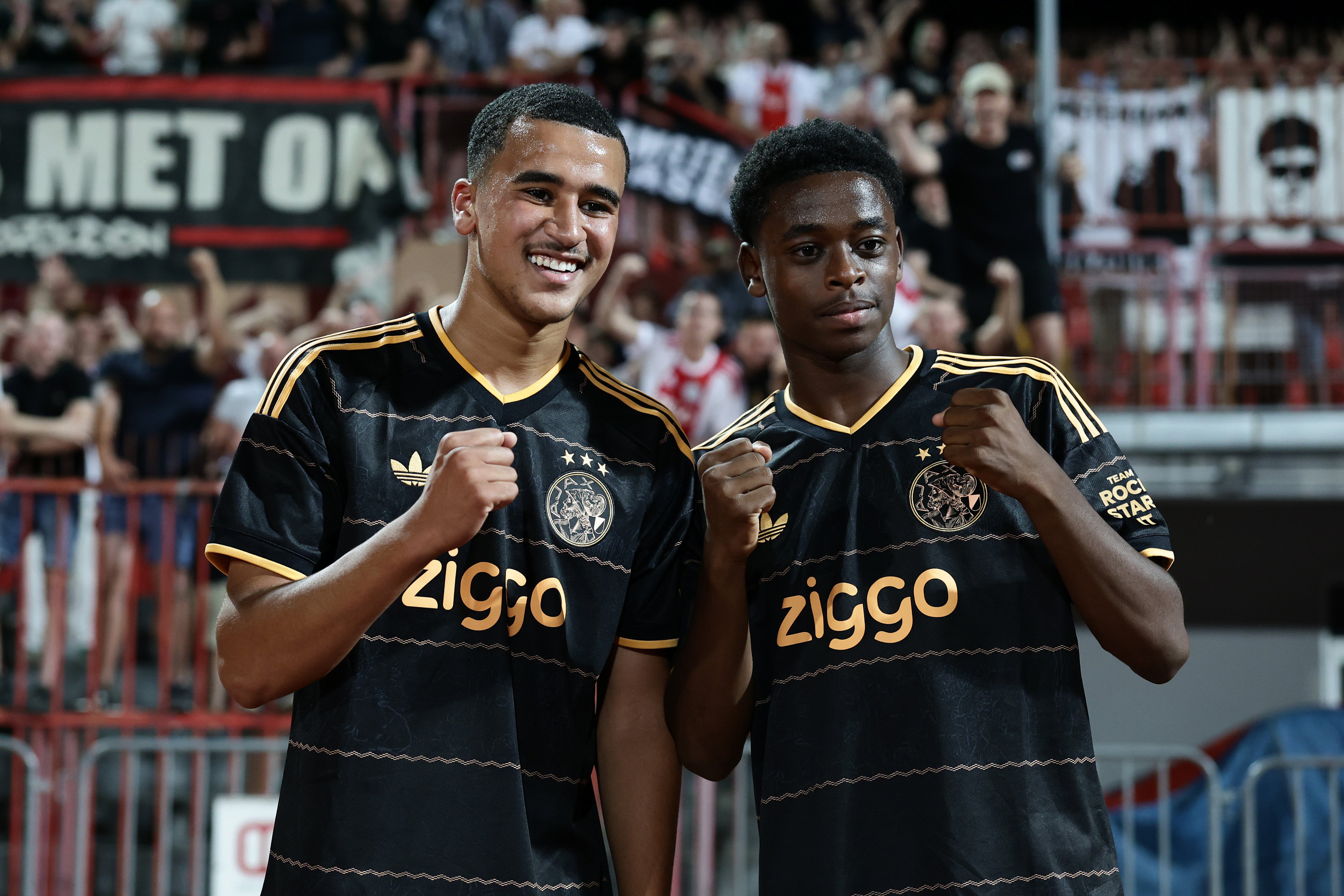 Addellah Ouazane en Mohamed Abdalla van Ajax vieren de 1-4 overwinning.