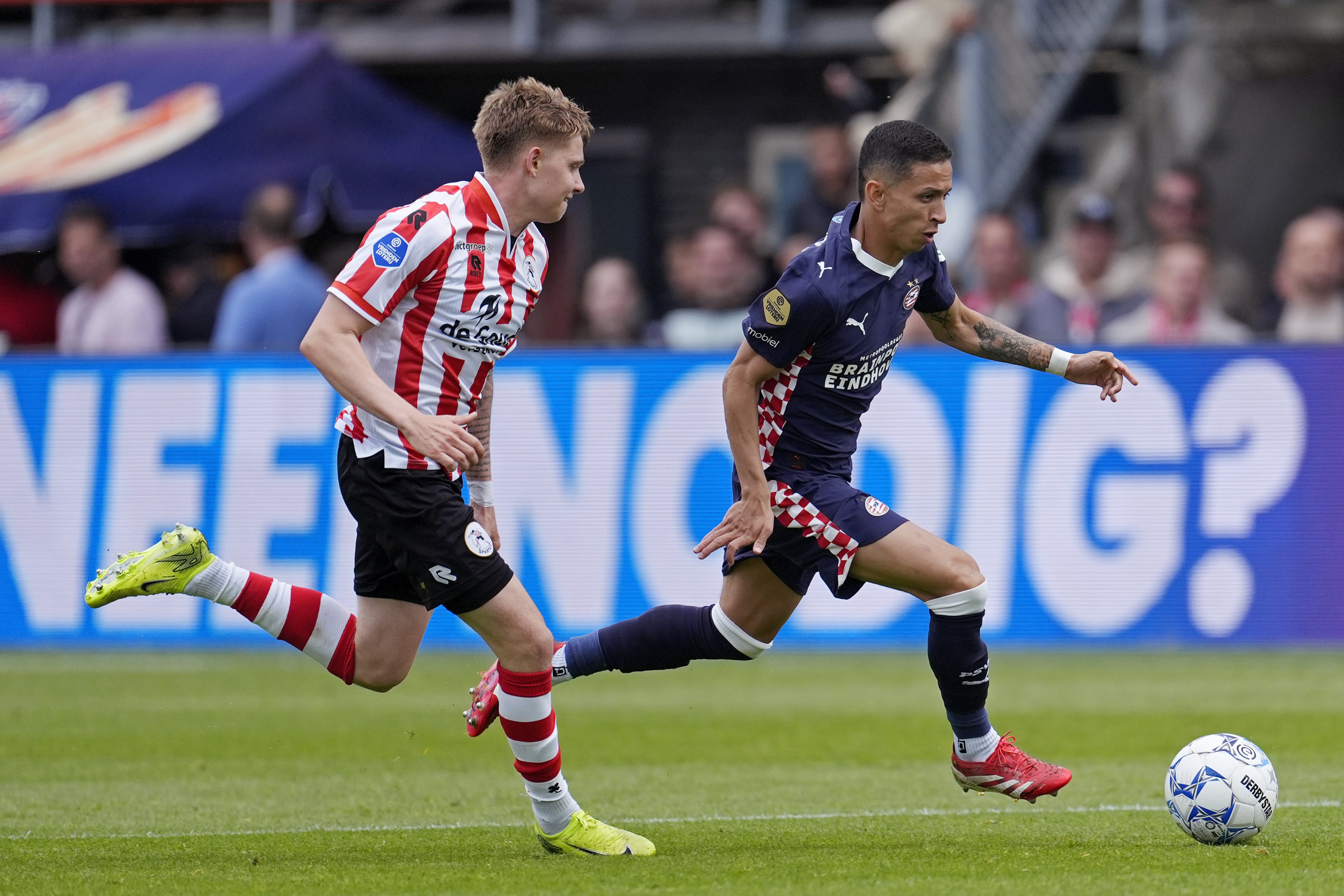 PSV-supporters maken frustratie kenbaar: wat een grap dit