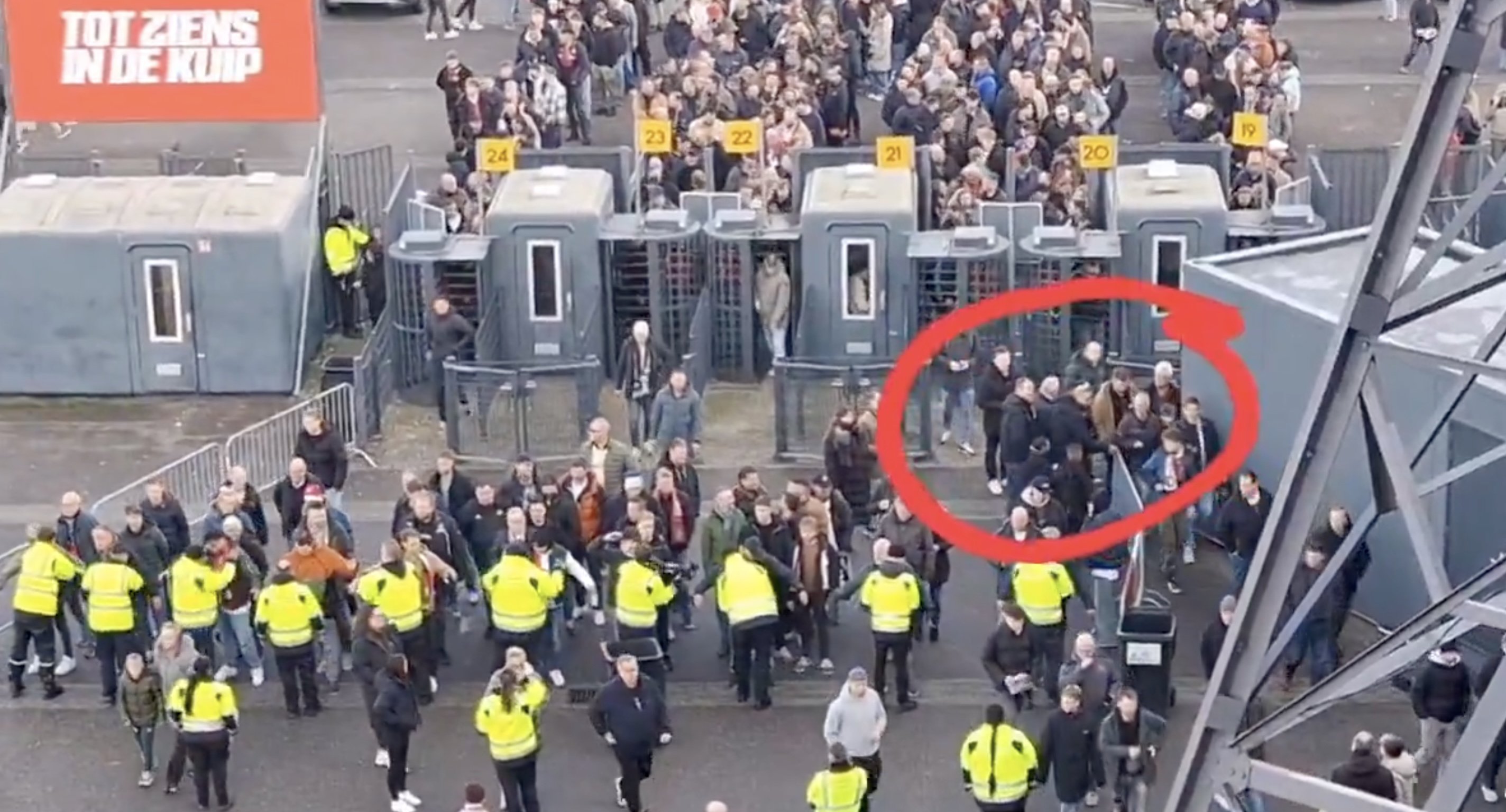 Supporters lopen voorafgaand aan Feyenoord – FC Twente De Kuip binnen zonder te worden gefouilleerd. De beelden van het opvallende moment gaan viraal op X.
