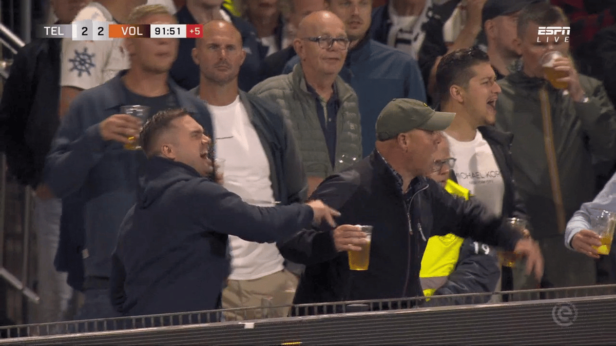 Supporter gooit bier richting grensrechter bij Telstar – Volendam.