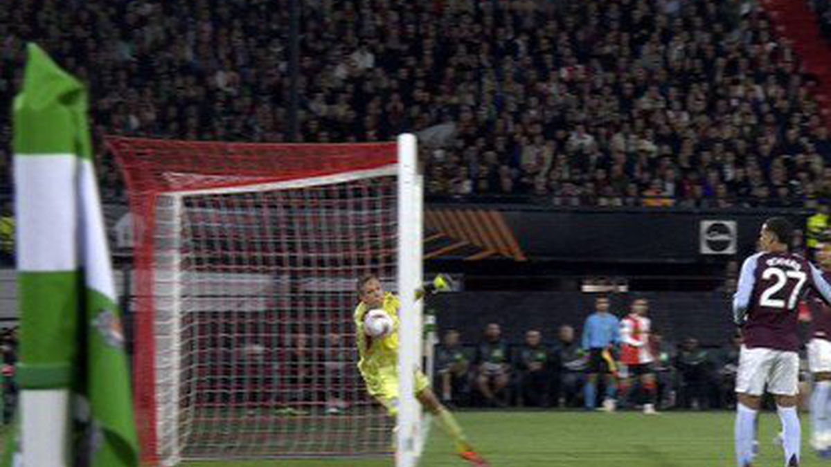 Feyenoord - Aston Villa, goal afgekeurd door overtreding Feyenoord