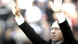 Het clubicoon van FC Groningen, Jan van Dijk, zwaait naar het publiek, jaren vóór zijn val van twee meter die hem op de intensive care deed belanden. “Ik had zomaar een dwarslaesie kunnen hebben,” zei hij later.