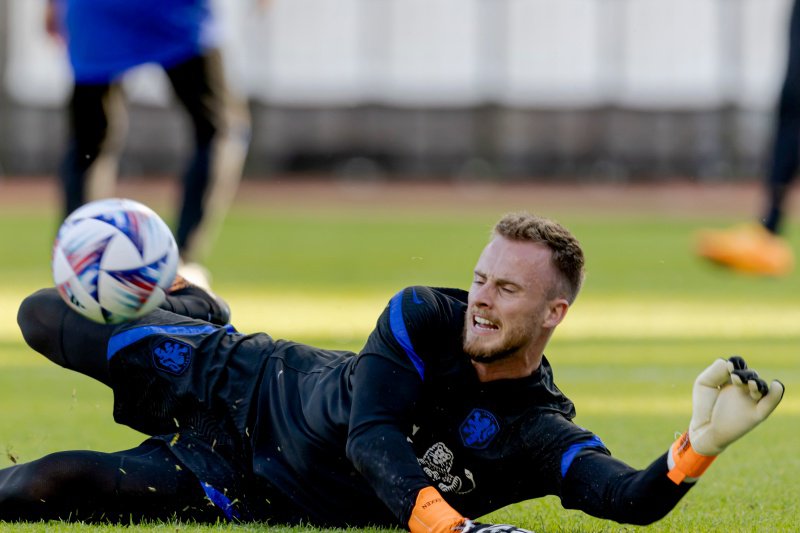 Mark Flekken, doelman van Oranje en Bayern Leverkusen in actie.