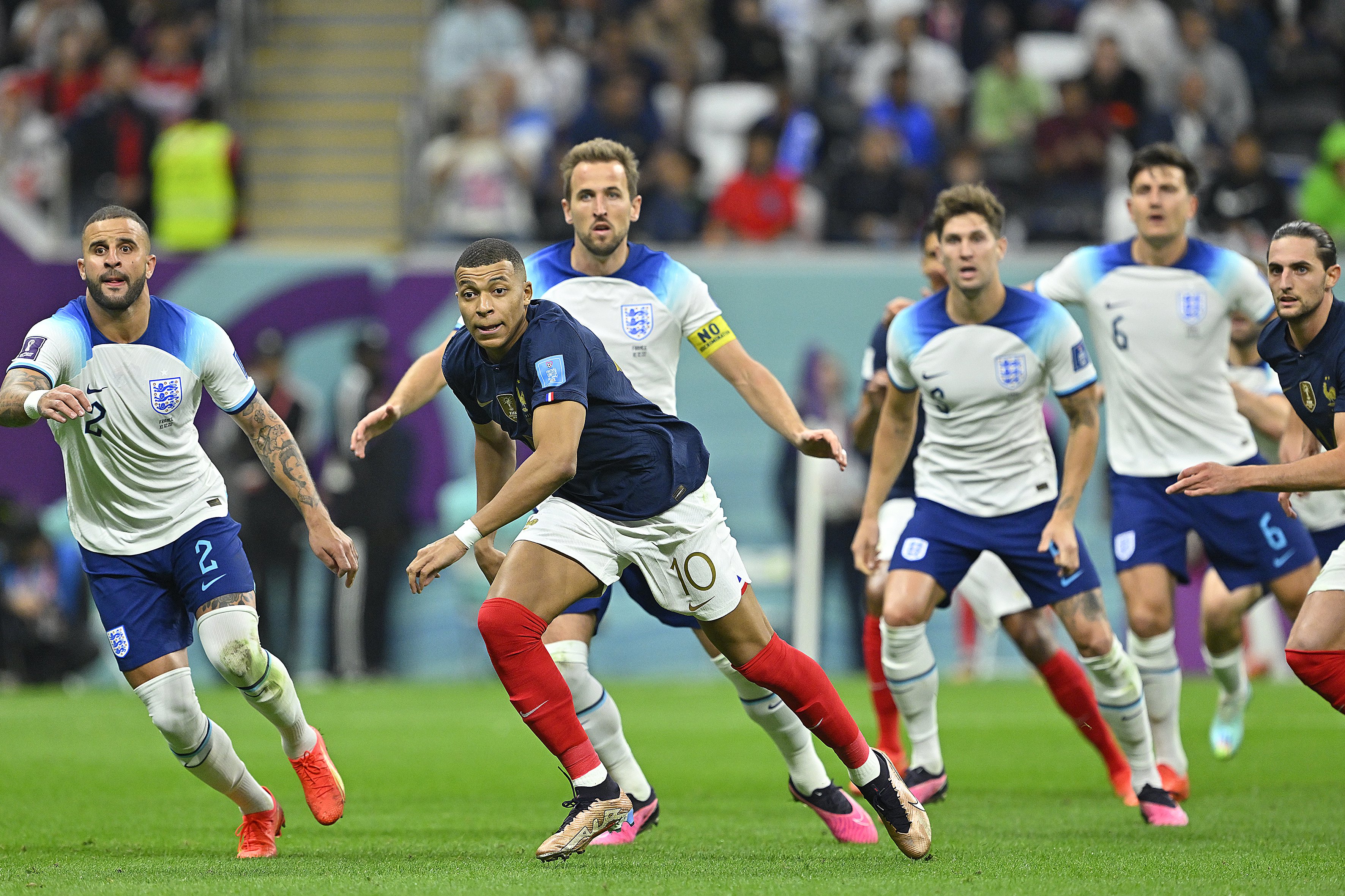 Kylian Mbappé (Frankrijk) en de Engelse internationals Kyle Walker en Harry Kane voorafgaand aan een eerdere ontmoeting tussen beide landen.