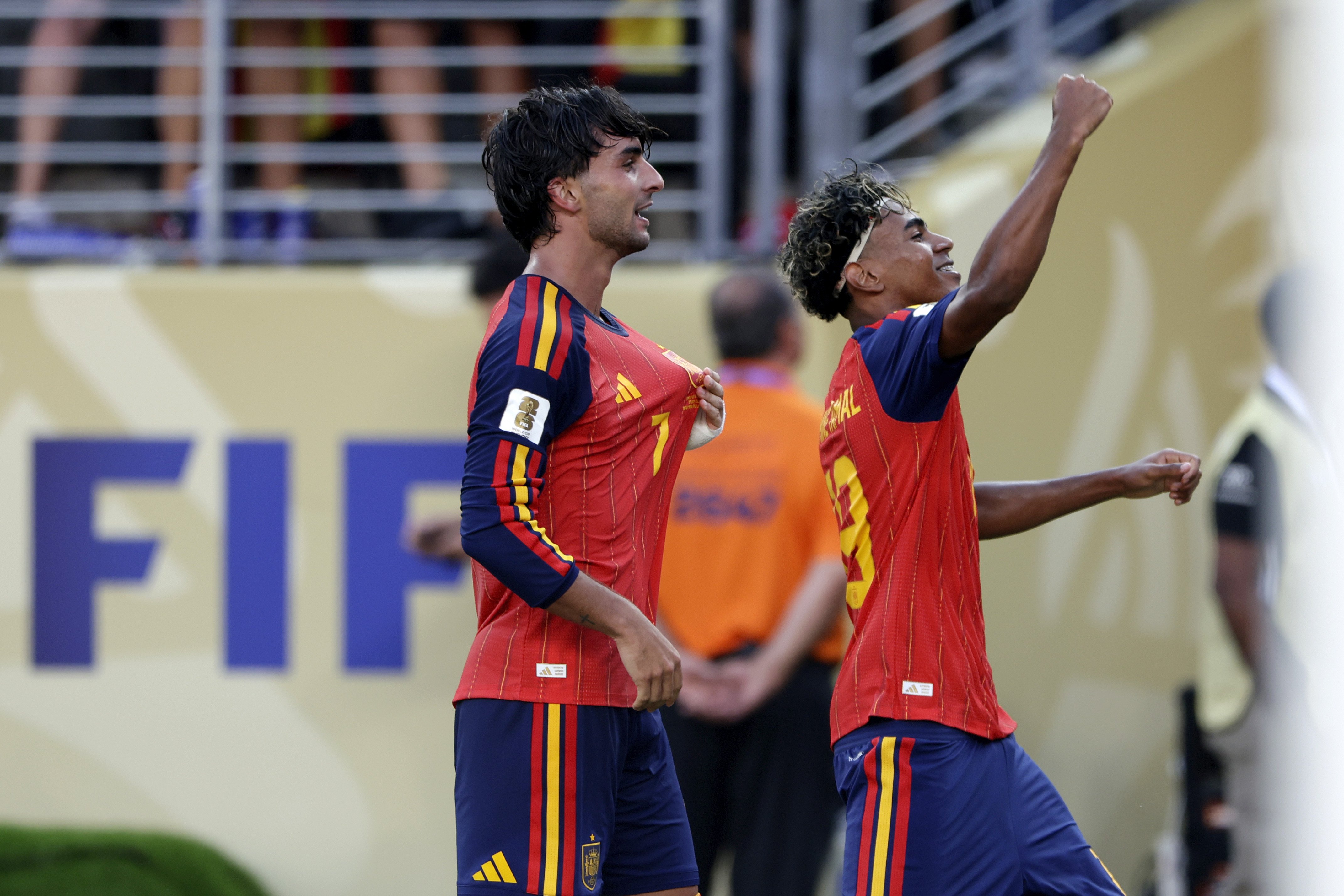 Ferran Torres viert samen met Lamine Yamal de beslissende 1-0 voor Spanje in de WK-finale tegen Argentinië.