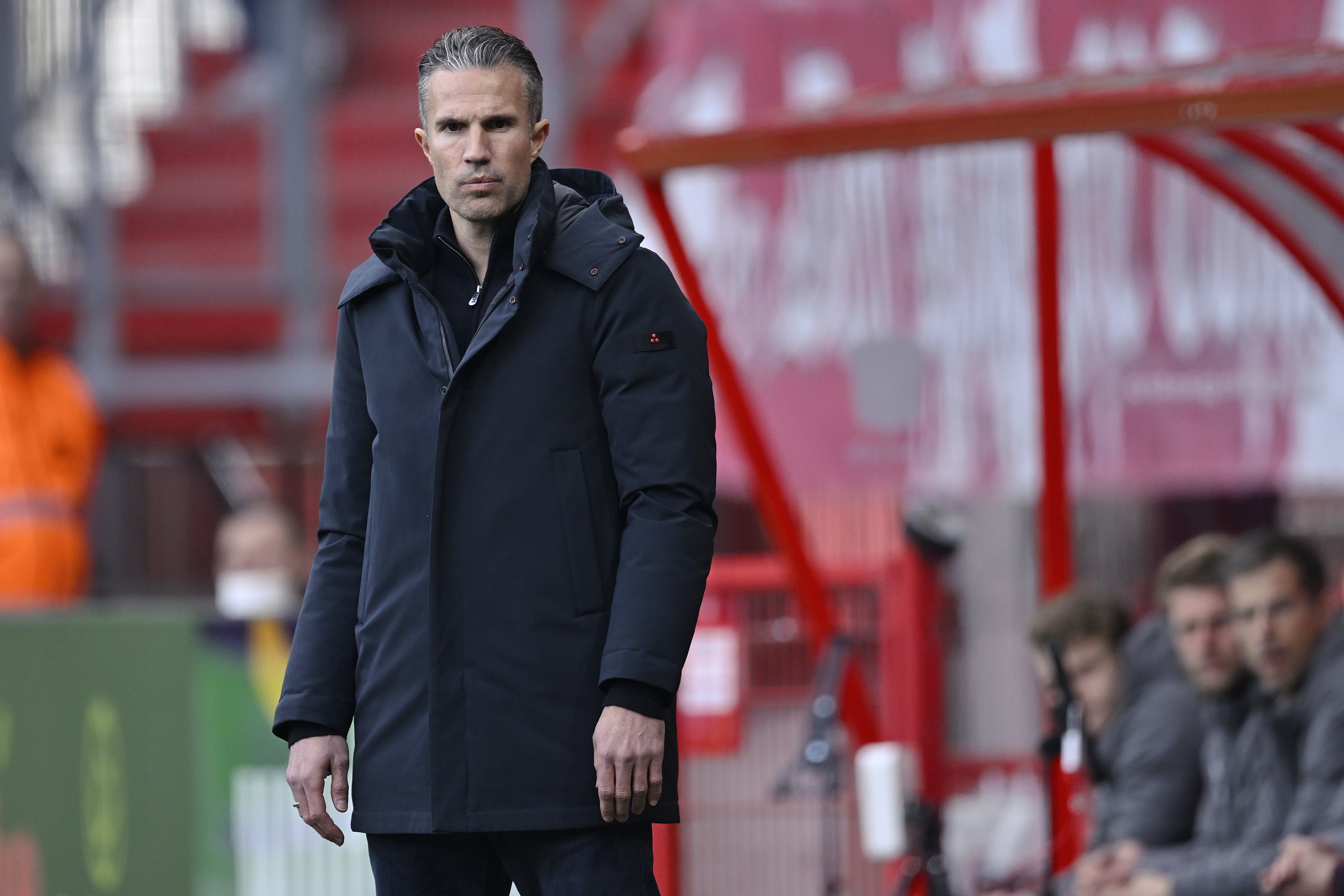 Robin van Persie ziet hoe Feyenoord ondanks de tweede plek worstelt met tegenvallende statistieken in de Eredivisie.