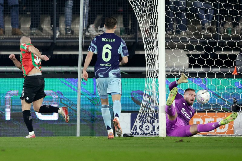 Ajax-fans furieus over arbitrage bij rode kaart-moment en VAR-twijfelgeval