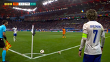UEFA straft KNVB na wangedrag Oranje-fans: bekertjes op het veld