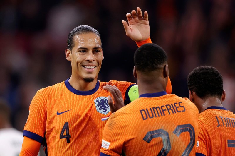 Virgil van Dijk en Denzel Dumfries