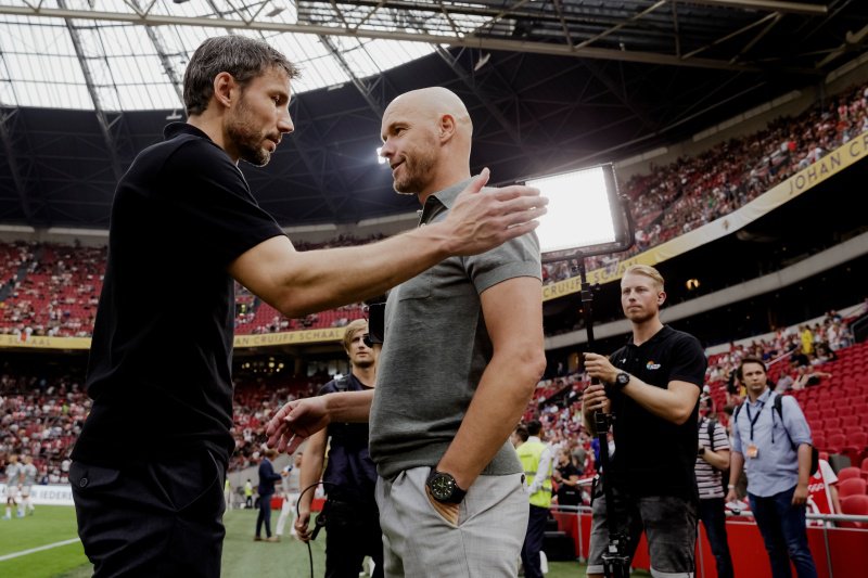 Twente zet Oosting op straat: Van Bommel en Ten Hag duiken meteen op in speculaties