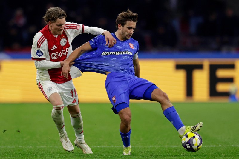 Mika Godts en Bart van Rooij in actie namens respectievelijk Ajax en FC Twente