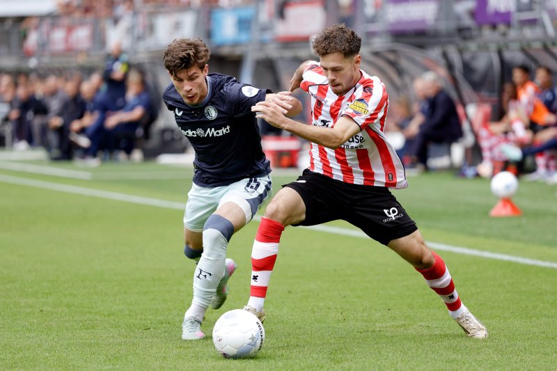 beeld uit sparta-feyenoord. er werd gejuicht na een doelpunt voor jordan bos (links) en er klonken na een eerbetoon aan de vermoorde lisa spreekkoren als azc weg ermee