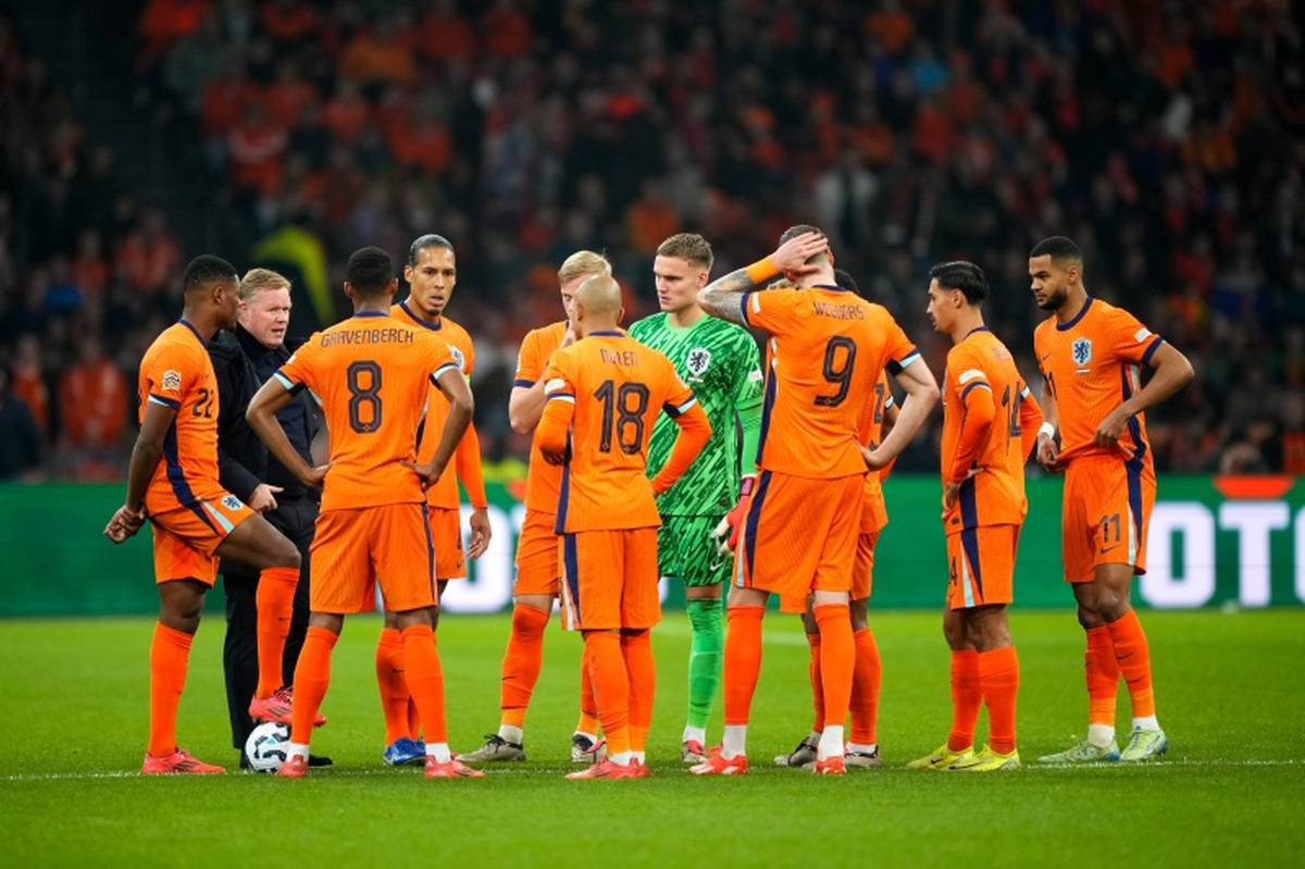 Ronald Koeman in gesprek met zijn Oranje selectie