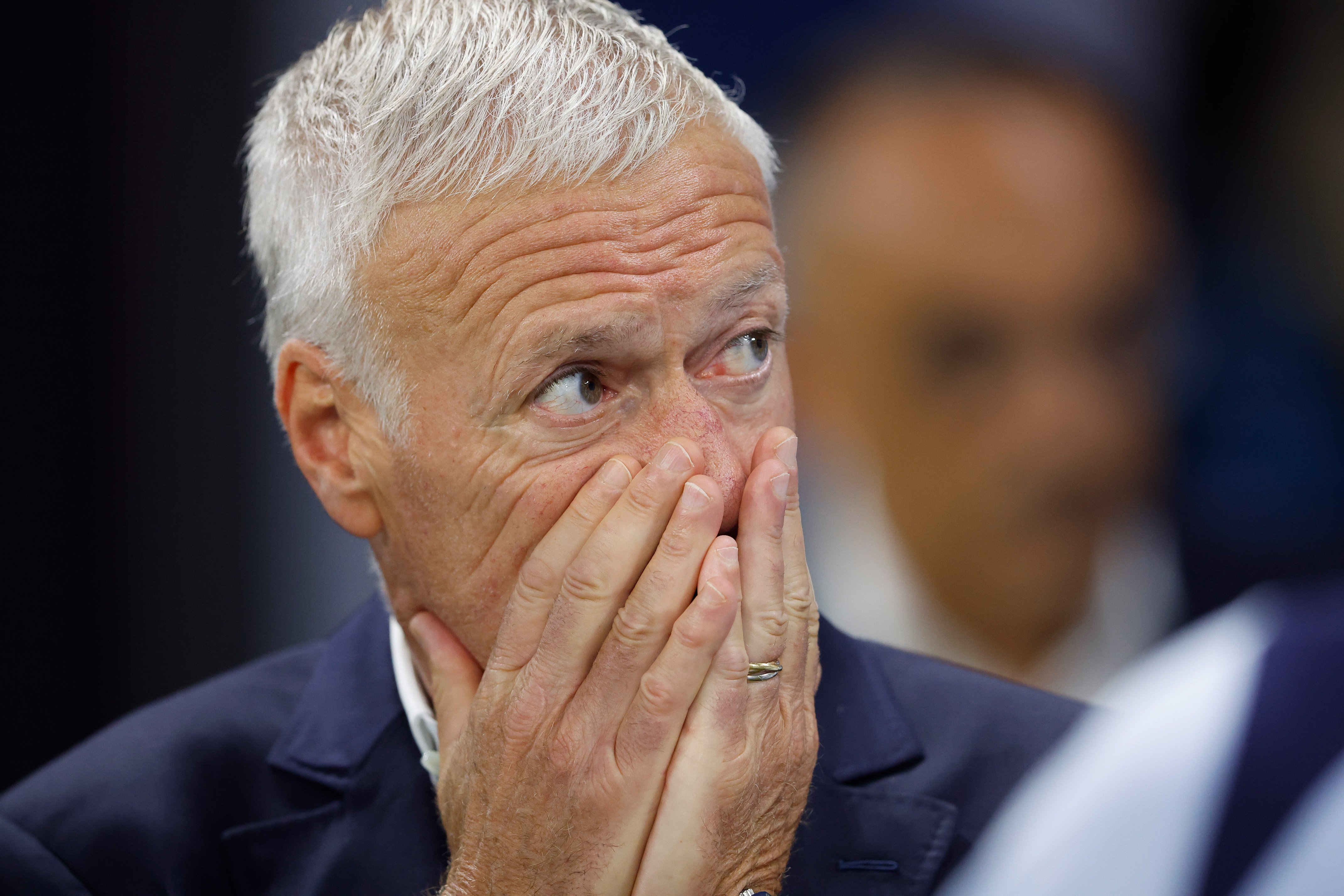 Didier Deschamps krijgt na de 6-4 nederlaag tegen Engeland stevige kritiek van de Franse media vanwege het zwakke optreden van Les Bleus.