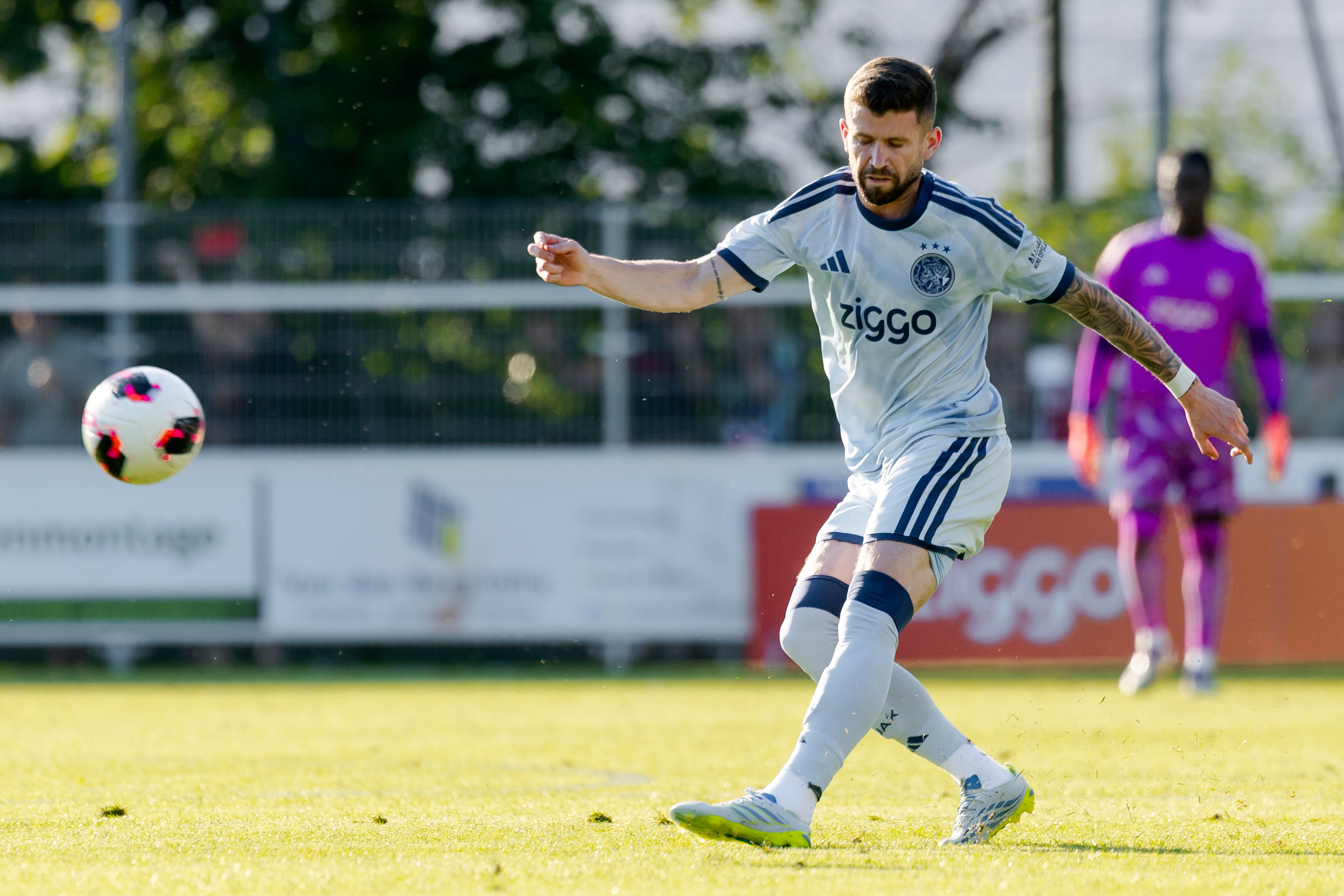 Caio Henrique scoorde zijn eerste doelpunt in het shirt van Ajax tijdens de oefenwedstrijd tegen VfL Bochum.