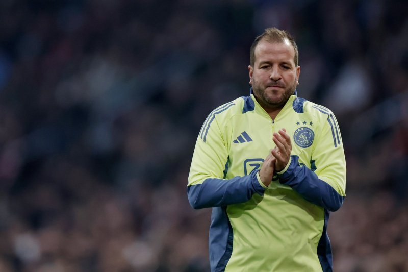 Rafael van der Vaart ligt onder vuur in en buiten Nederland