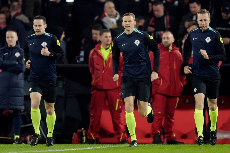 Terwijl kijkers klagen over arbiter, maakt Feyenoord gelijkmaker