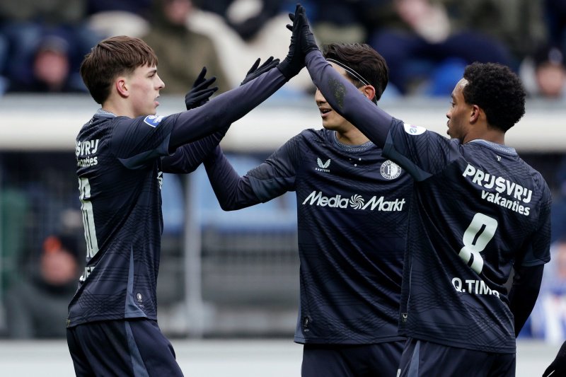 Leo Sauer viert zijn goal samen met ploeggenoten