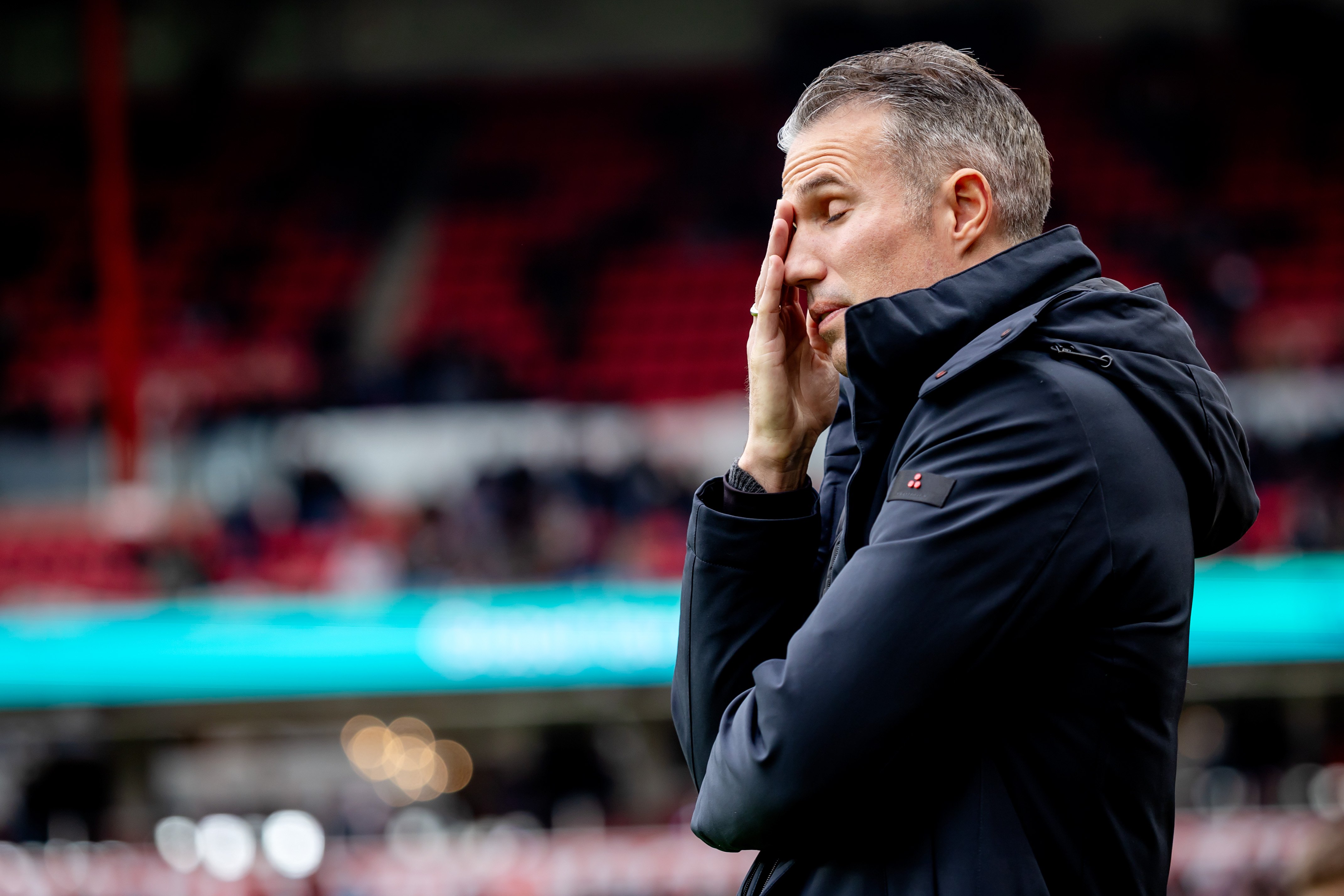 Robin van Persie oogt aangeslagen langs de lijn tijdens PSV – Feyenoord. De trainer nam na afloop openlijk de verantwoordelijkheid voor het teleurstellende optreden van zijn ploeg in Eindhoven.