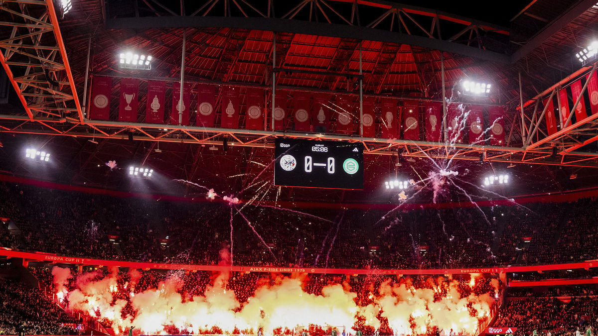 Scheidsrechter Bas Nijhuis reageert woest na het opnieuw misgaan van de vuurwerkactie in de Johan Cruijff Arena.